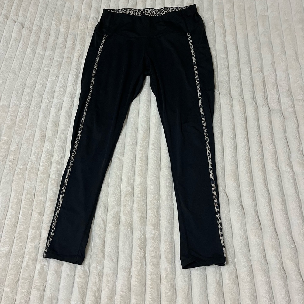 Buc-ee’s Leggings with Leopard Print Trim